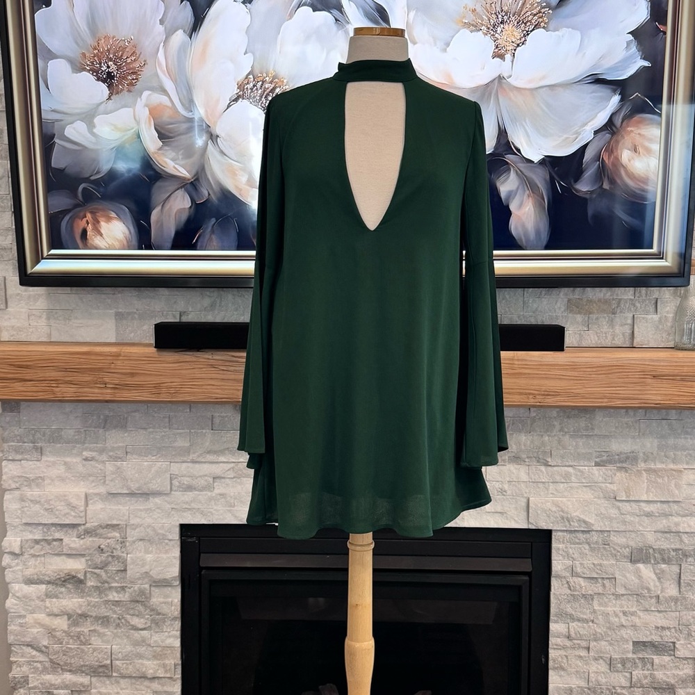 Lulu’s emerald green plunge neck homecoming dress